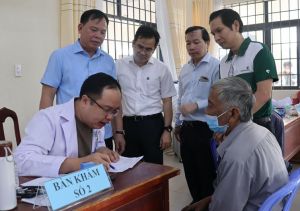 Đồng chí Võ Tấn Đức thăm, tặng quà chúc Tết tại Nhơn Trạch