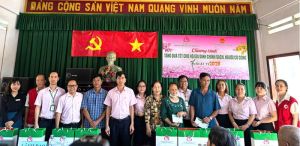 Tặng quà Tết cho các hộ gia đình chính sách và người có công trên địa bàn huyện Định Quán