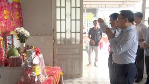 Đại biểu Quốc hội tỉnh trao quà cho gia đình chính sách tại huyện Cẩm Mỹ