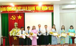 UBND thành phố Long Khánh khen thưởng nhiều giáo viên, học sinh