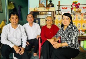 Tổ chức thăm, chúc Tết, tặng quà 2 Mẹ Việt Nam anh hùng