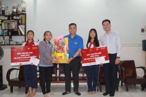 Trao học bổng cho trẻ em mồ côi vì Covid-19 trên địa bàn tỉnh đang đang được bảo trợ từ chương trình Nối vòng tay thương