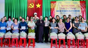 Trao tặng 300 suất quà Tết cho hộ nghèo