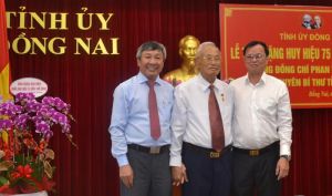 760 đảng viên được trao tặng và truy tặng Huy hiệu Đảng đợt 3-2