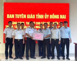 Trung tâm Huấn luyện Vùng 2 Hải Quân tiếp nhận hơn 300 ấn phẩm báo Xuân do Ban Tuyên giáo Tỉnh uỷ trao tặng