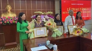 Thành ủy Long Khánh trao Huy hiệu Đảng cho đảng viên từ 60 tuổi Đảng trở lên