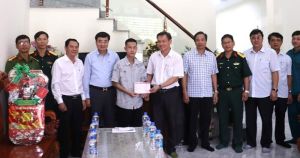 Trao tặng sổ tiết kiệm tình nghĩa cho thanh niên chuẩn bị nhập ngũ