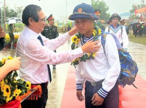 Phó Chủ tịch UBND tỉnh Nguyễn Sơn Hùng dự lễ giao nhận quân tại huyện Nhơn Trạch