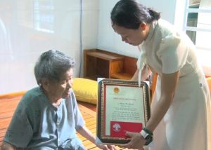 Trao Thiếp mừng thọ của Chủ tịch nước cho người cao tuổi tròn 100 tuổi