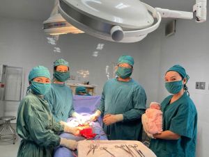 Bác sĩ Trung tâm Y tế huyện Xuân Lộc mổ đẻ kịp thời cho sản phụ có biểu hiện tiền sản giật