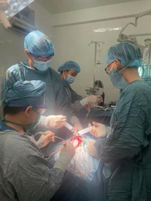 Phẫu thuật kịp thời, cứu sống bé trai bị tụ máu não do té cầu thang