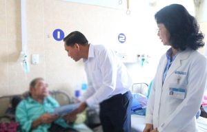 Trao tặng 10 phần quà cho các bệnh nhân đang điều trị tại bệnh viện