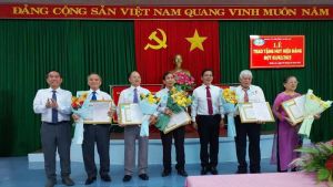 Trao Huy hiệu 30, 40, 45, 50 năm và 55 năm tuổi Đảng cho các đảng viên