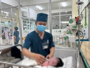 Một trẻ sơ sinh bị vỡ dạ dày kèm xoắn ruột nguy kịch, hiếm gặp được cứu sống kịp thời