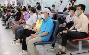 Lo ngại bệnh cúm, rất đông người dân đi tiêm vaccine