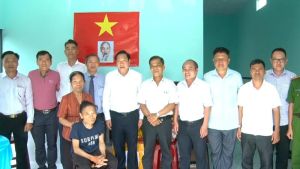 Đại biểu Quốc hội tỉnh trao tặng nhà tình thương tại huyện Thống Nhất