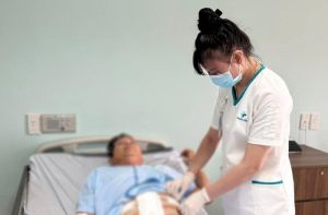 Phẫu thuật cấp cứu nam bệnh nhân bị thủng ruột non dẫn đến nhiễm trùng huyết nặng