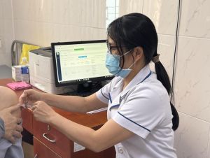 Nhiều người mắc bệnh đường hô hấp, tiêm vaccine để phòng ngừa