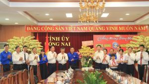 Đại diện thanh thiếu nhi trên địa bàn tỉnh chúc mừng Tỉnh ủy nhân ngày thành lập Đảng