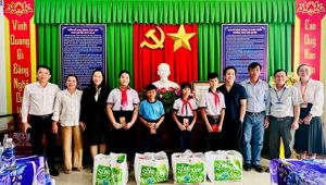 Trao quà cho học sinh có hoàn cảnh khó khăn