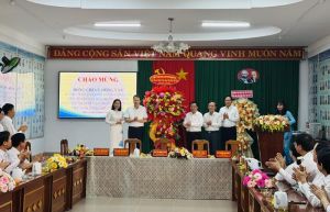 Lãnh đạo Tỉnh ủy, HĐND, UBND, Ủy ban MTTQ Việt Nam tỉnh chúc mừng ngành y tế nhân dịp 27-2