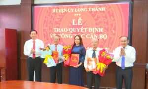 Huyện ủy Long Thành trao quyết định nghỉ hưu trước tuổi cho nhiều lãnh đạo xã