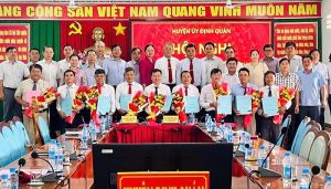 UBND huyện Định Quán tổ chức Hội nghị triển khai các quyết định về công tác cán bộ