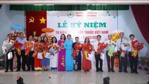 Các thầy thuốc đi trước “truyền lửa” cho những thầy thuốc trẻ