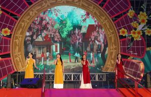 Người dân du xuân, đón Tết Ất Tỵ rộn ràng