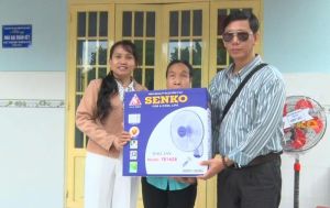 Trao nhà Đại Đoàn kết cho hộ khó khăn