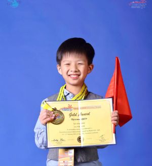 Em Võ Anh Minh, học sinh lớp 3/2, Trường tiểu học Nguyễn Du, thành phố Biên Hòa đoạt huy chương vàng, 3 cúp vàng tại Kỳ thi Olympic Toán học quốc tế TIMO
