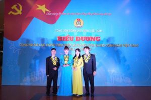 Những tấm gương công nhân là đảng viên