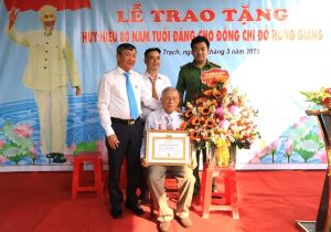 Phó Bí thư Thường trực Tỉnh uỷ Hồ Thanh Sơn trao huy hiệu 80 năm tuổi Đảng cho đảng viên lão thành
