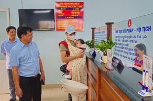 Trưởng Ban Tuyên giáo và Dân vận Tỉnh ủy Cao Tiến Dũng kiểm tra, nắm tình hình phục vụ người dân và doanh nghiệp trên địa bàn huyện Xuân Lộc