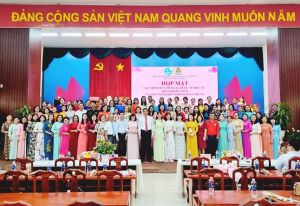 Hội Liên hiệp Phụ nữ huyện Long Thành đã trao 9 thẻ bảo hiểm y tế cho hội viên phụ nữ có hoàn cảnh khó khăn