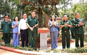 Phó Chủ tịch nước Võ Thị Ánh Xuân thăm, tặng quà người có công ở Đồng Nai