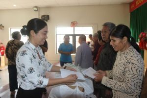 Những người Kinh làm già làng, người uy tín trong đồng bào dân tộc thiểu số