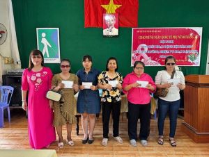 Trao 34 phần quà cho hội viên người mù