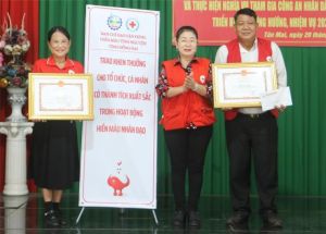 UBND tỉnh tặng bằng khen cho 2 cá nhân vì có thành tích xuất sắc trong công tác hiến máu tình nguyện