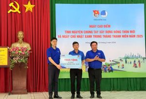 Tỉnh đoàn đã trao tặng 500 cây xanh, 30 thùng rác cho người dân