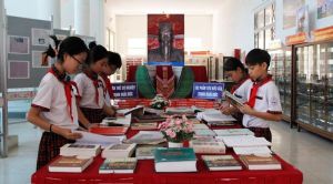 Xếp sách nghệ thuật nhân kỷ niệm 200 năm Ngày mất Danh nhân văn hóa Trịnh Hoài Đức