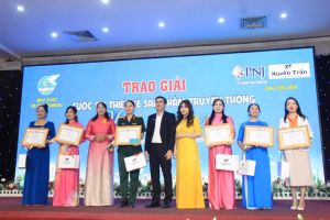 Trao giải cuộc thi thiết kế truyền thông Vẻ đẹp phụ nữ Việt Nam.