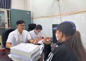 Bác sĩ đồng cảm, chia sẻ với bệnh nhân HIV/AIDS