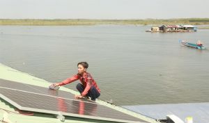 Trợ giúp người dân trên làng bè, bìa rừng