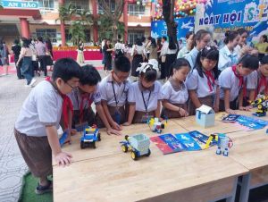 Nhiều trường học tham gia Ngày hội STEM