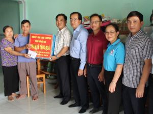 Lãnh đạo thành phố Biên Hòa thăm, tặng quà một số hộ bàn giao mặt bằng thực hiện dự án đường cao tốc Biên Hòa- Vũng Tàu