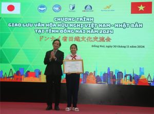 Đưa hoạt động hữu nghị đến với học sinh