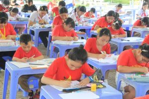 Thiếu nhi Biên Hòa vẽ tranh chào mừng 50 năm Ngày giải phóng miền Nam, thống nhất đất nước