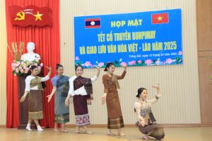 Tạo điều kiện để sinh viên Lào đón Tết cổ truyền Bunpimay và giao lưu văn hóa Việt Nam – Lào