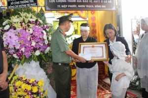 Truy tặng Bằng khen đột xuất của Chủ tịch UBND tỉnh cho anh Huỳnh Trí Phúc